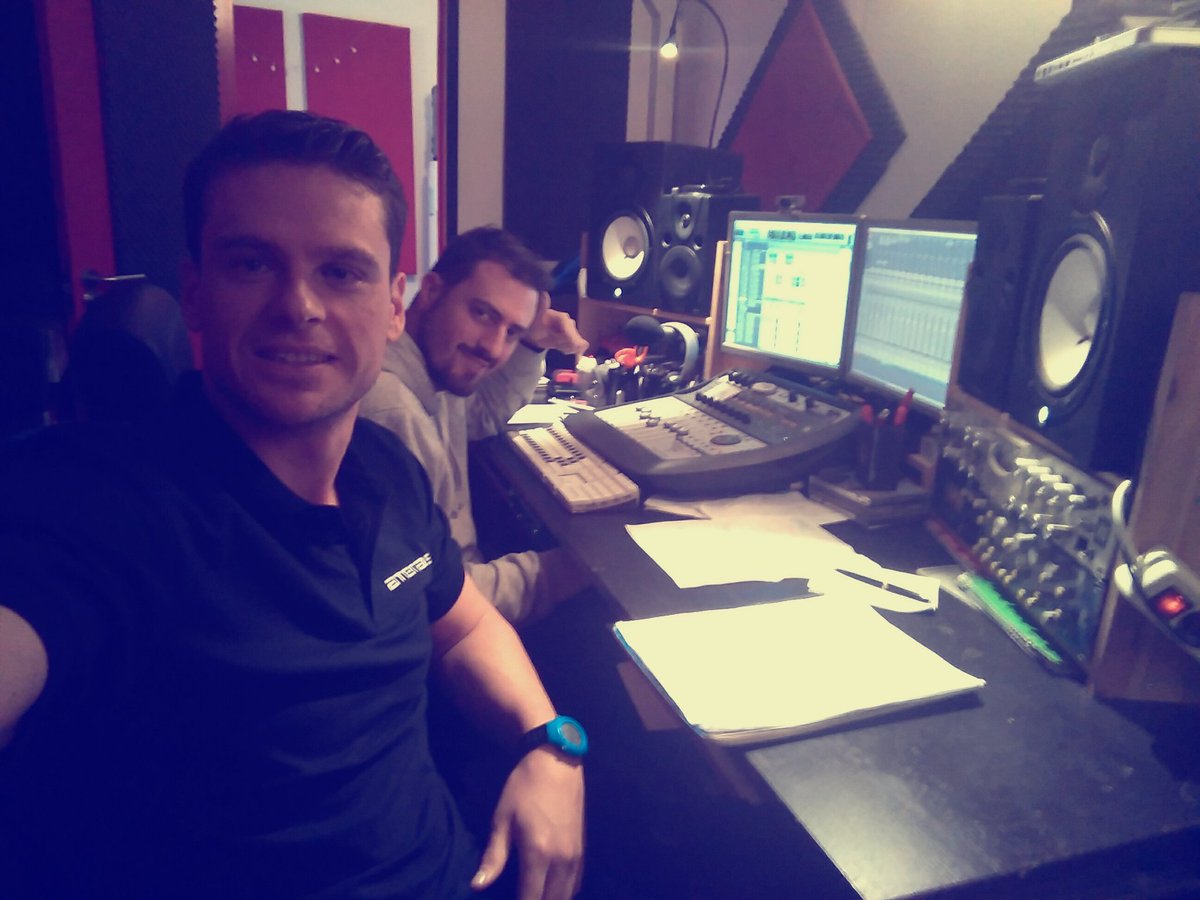 johnkoffone's tweet photo. Finalizando Mastering #ElCaminante #Doctorbits #djPPL https://t.co/sKrrd6FYqK