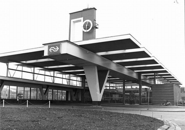 Train Station (1962) Almelo, Netherlands
by Koen van der Gaast
—
germanpostwarmodern.tumblr.com/post/136609637…