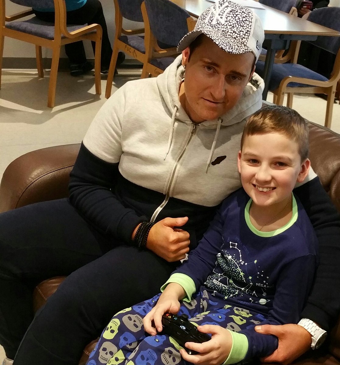 hello_mccabe's tweet photo. Pls RT @msm4rsh visited children's hospital 2day so many strong kids fighting so proud of the courage they showed 💪❤ https://t.co/25EFTfCJR4