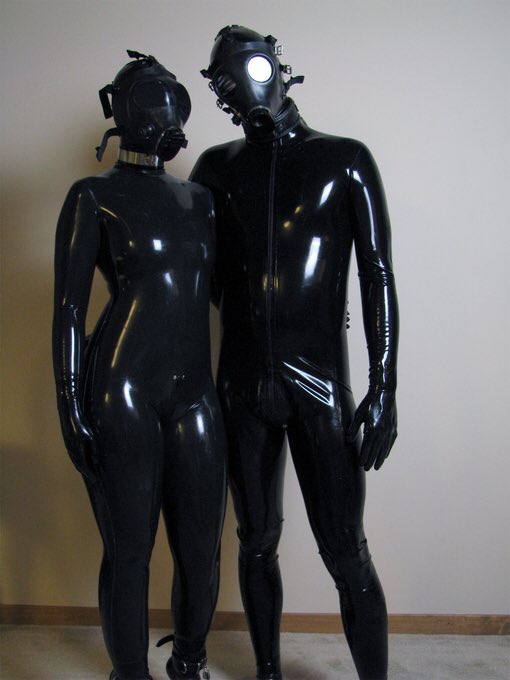 Die_Gummipuppe's tweet photo. Sleep well...and who is on this picture, should not be so hard to guess (small hint, fetishkitsch 😆)
#shinynight https://t.co/5zAx96p3JF