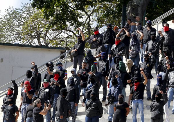 Al menos 30 encapuchados estuvieron en las  afueras de Miraflores - sumarium.com/colectivos-enc…