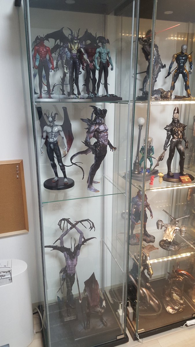 ミウ Gallows Miu にled照明をいれたショーケース に飾ってるけど綺麗に飾るとなるとこれぐらいが限界 ギュウギュウには詰めたくない 基本ガレキが多いけど それにインジェクションとフィギュアやスタチューなども入れてる 今週にはサイドショーの大型の