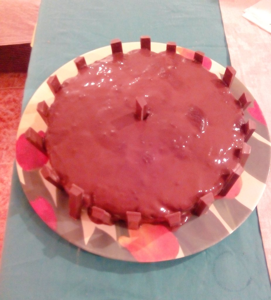 nerea_marco's tweet photo. En nuestra casa la tarta se adorna con Kit-Kat. https://t.co/hEv004oq1u
