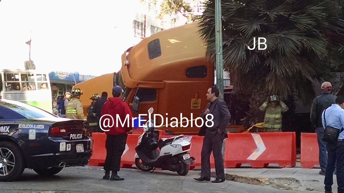 Tráiler ladea y provoca socavón en Centro Histórico - CX_XjvPUsAAUV2o