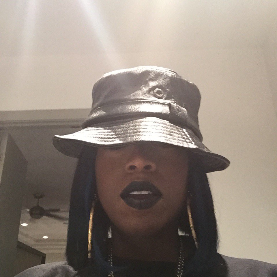 MissyElliott's tweet image. Lol! I never took a selfie before😳 my 1st one😂 i know I'm late🙄