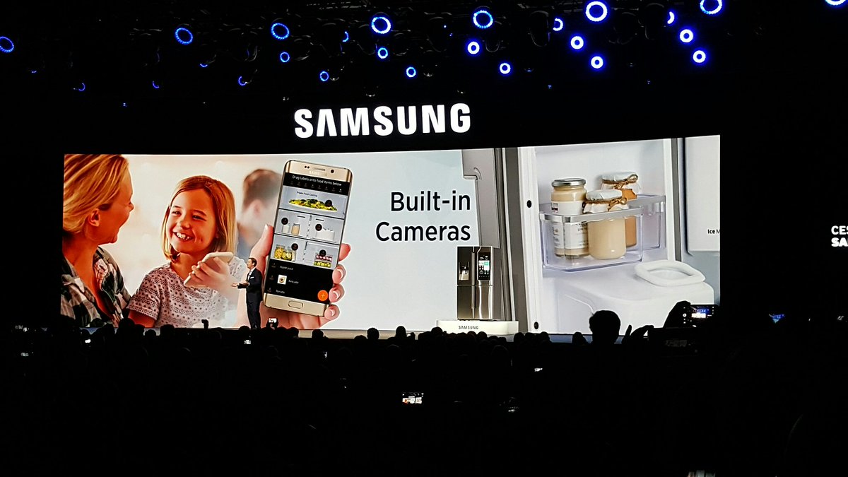 virtualizate's tweet image. Samsung presenta una verdadera Nevera inteligente, incluso puedes ver el interior desde tu tel y comprar. #cespr