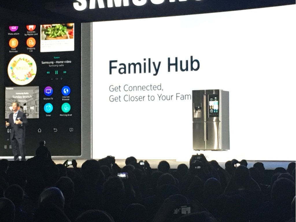 xaviimon's tweet image. La nueva nevera de Samsung te permitirá estar conectado a otros enseres de tu casa y hasta escuchar música. #CESPR