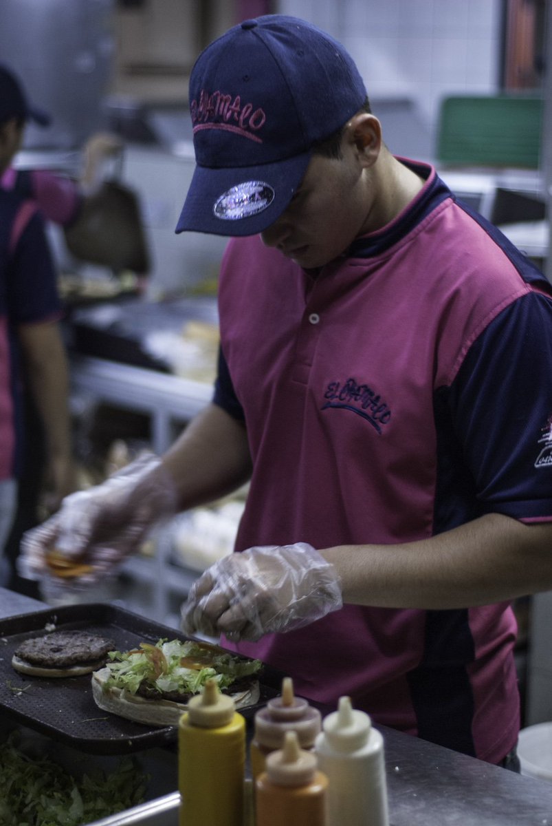 ElChamaco85's tweet photo. Las mejores hamburguesas de #CiudadBolívar te están esperando. ¡Vente ya! :) https://t.co/nDd2Hbs9cm