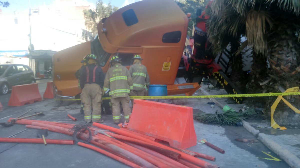 Tráiler ladea y provoca socavón en Centro Histórico - CX_dM3ZUEAAkniW