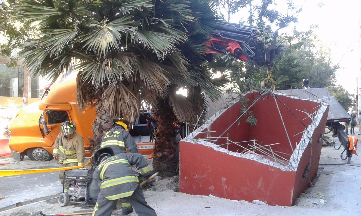Tráiler ladea y provoca socavón en Centro Histórico - CX_dOnhUQAAwJLt