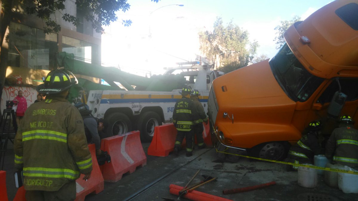 Tráiler ladea y provoca socavón en Centro Histórico - CX_dTe6UQAARnkb