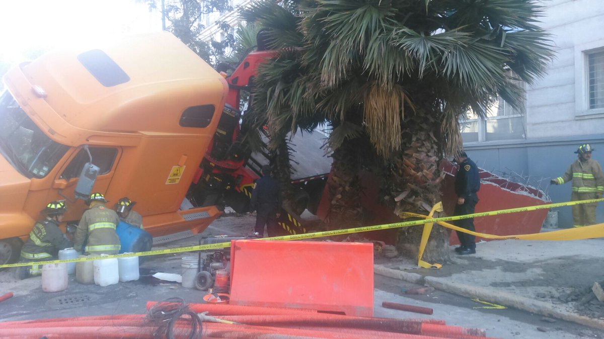 Tráiler ladea y provoca socavón en Centro Histórico - CX_dUorUkAAir-S