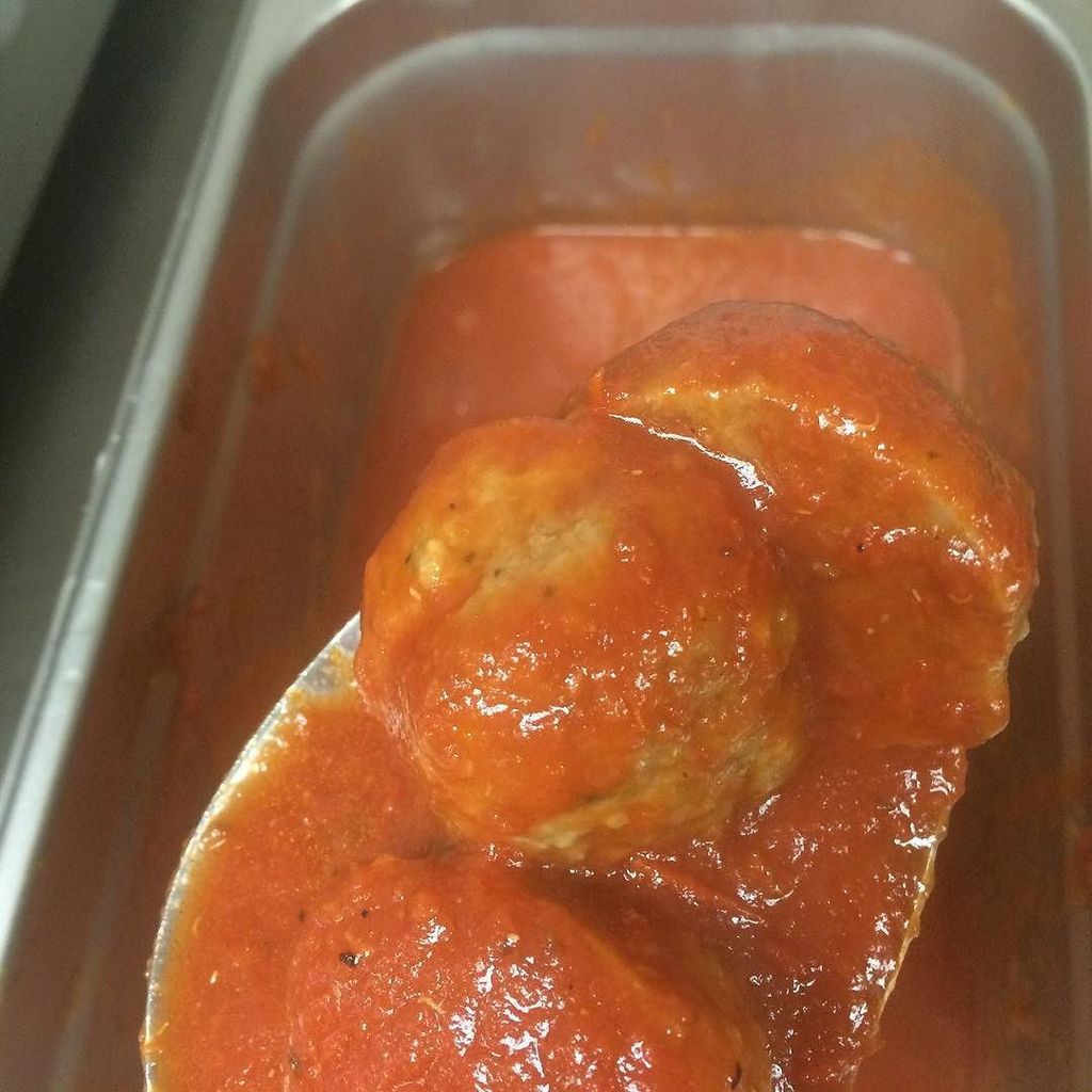 RIFoodFights's tweet photo. Meatballs are done! #theripestaround #401eats #cranstonri #pvd #providence #ediblerhody #hungryrhody #fresh #meatba… https://t.co/hNMfb0Qfri