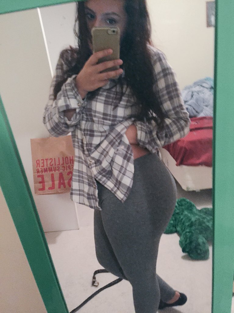 MMMJR_'s tweet photo. #AWKWARDPICTURES but hey, my booty looks aight https://t.co/uEULCplFCr