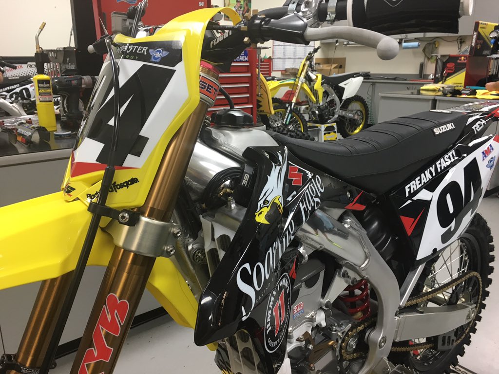 RCHracing's tweet image. #a1 race bike prep today at #rchracing @SoaringEagle777 @jimmyjohns @Bel_Ray @suzukicycles #rchracing #motocross