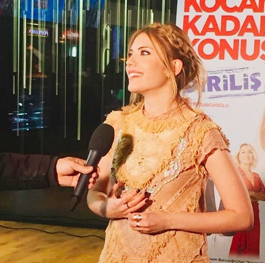 1998sedeff's tweet photo. Dileğim yüzündeki gülümsemenin hep ışık saçması böyle, hiç dinmesin o tebessüm. @edaeceu 💖 #KocanKadarKonusDirilis 💙 https://t.co/Xo7uRu9Hx6