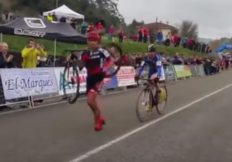Watch: Selfless cyclist refuses to overtake rival who ran to the finish line after puncture  trib.al/HzbaZew