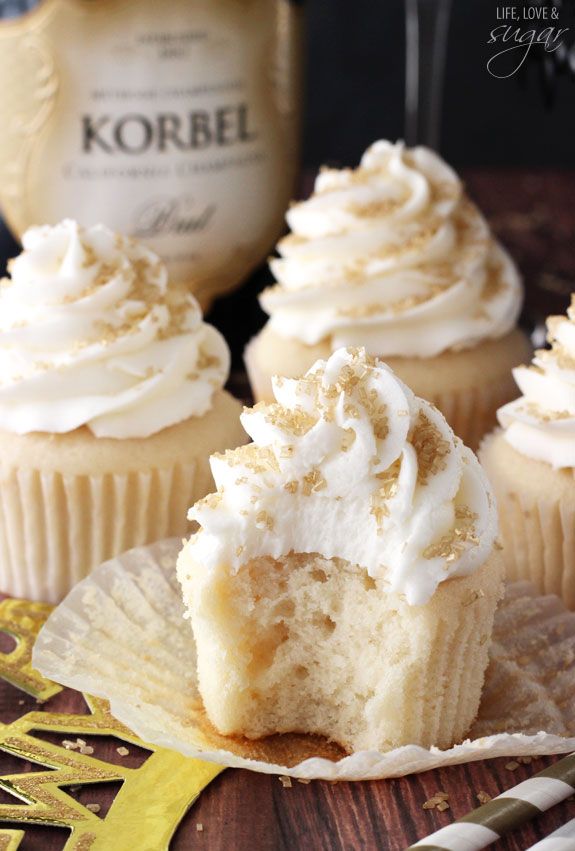 Forget the champagne toast, try a champagne cupcake instead! #ChampagneCupcakes #NYE2016

lifeloveandsugar.com/2014/12/29/cha…