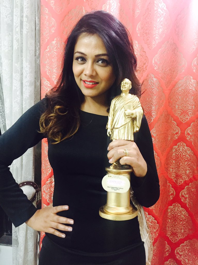 swapnaalee's tweet photo. Dadasaheb Phalke puraskar for best supporting actress in Mitawa.. Love you my girl😘@PrarthanaBehere @ShalmaleeTolye https://t.co/EB9n8xEHEd