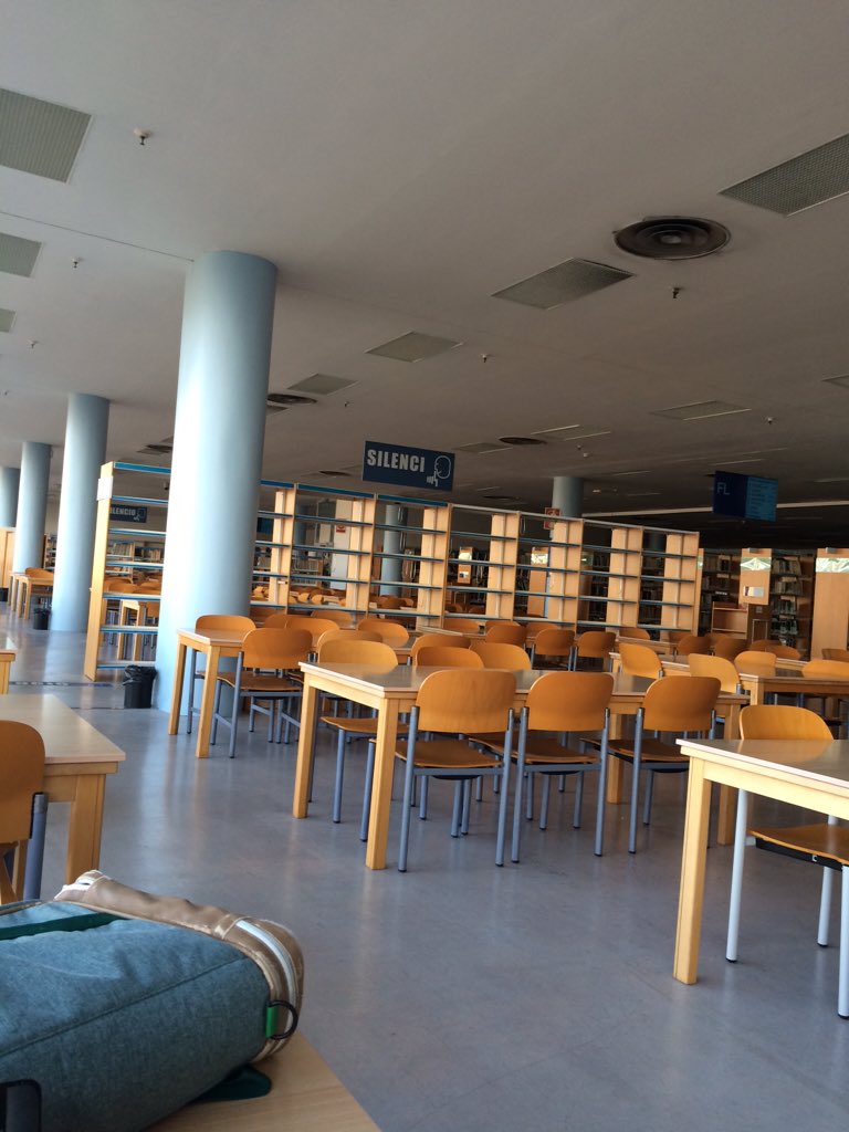 PabloPF15's tweet photo. Se agradece tener la 2ª planta de la biblioteca sólo para ti https://t.co/BVFYK4WRxI
