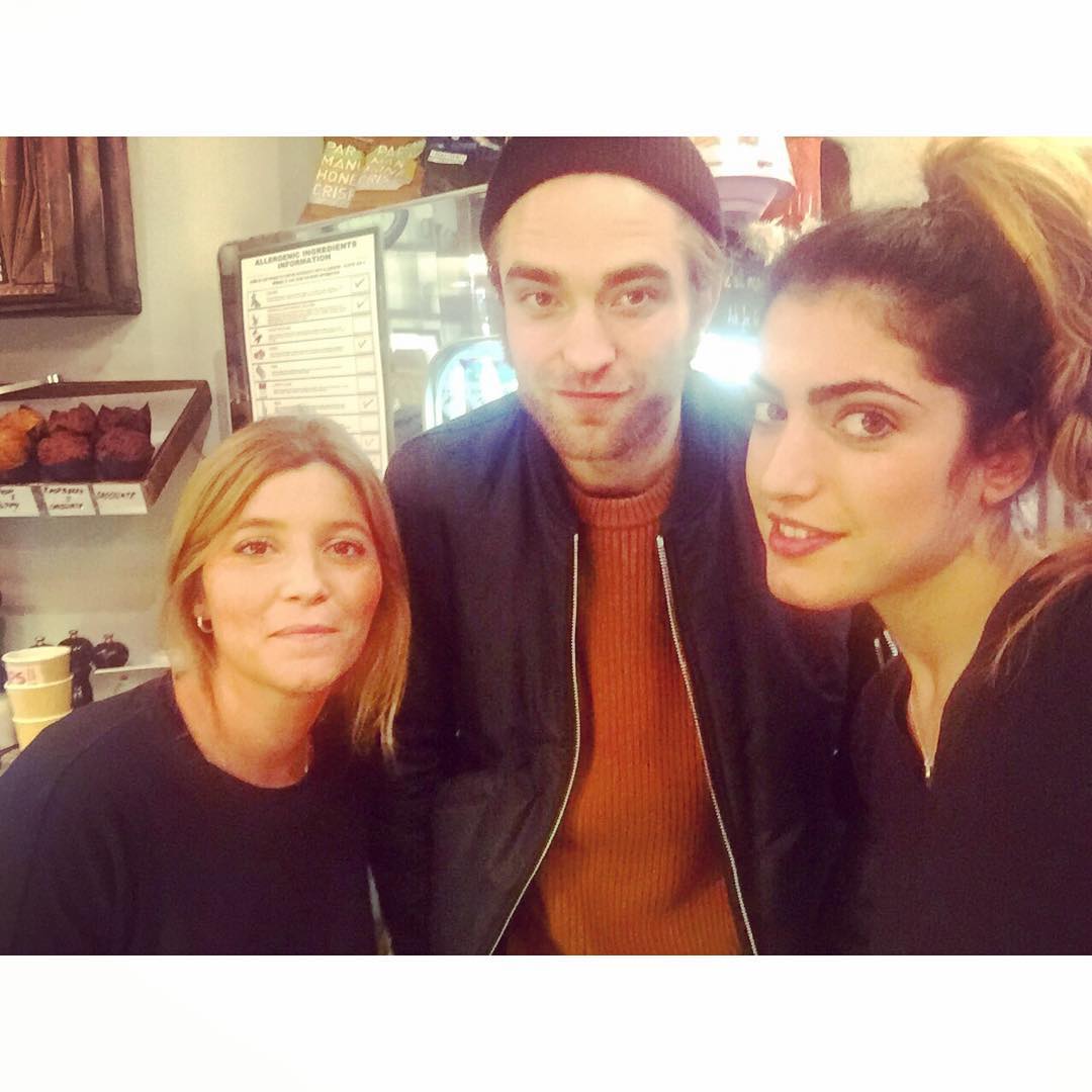 Pattinson_AW's tweet photo. New Cute Picture of Robert Pattinson with Fans in London (12/29/15) https://t.co/lUTDVERDFL https://t.co/hl8IjkMydr