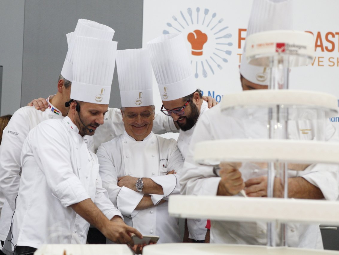 Momento selfie per i più grandi pasticceri a #FoodAndPastry 2015 #IlPiùGrandePasticcere bit.ly/FAndP