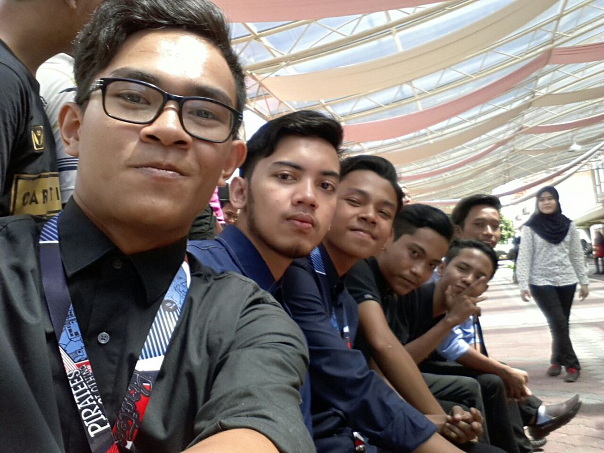 idinjoe's tweet photo. biasa dengan mereka jelah tapi yang hujung tu tak tau la mana datang boleh terselit pulak πππ #grenggo brothers https://t.co/4LxZPeWrmn