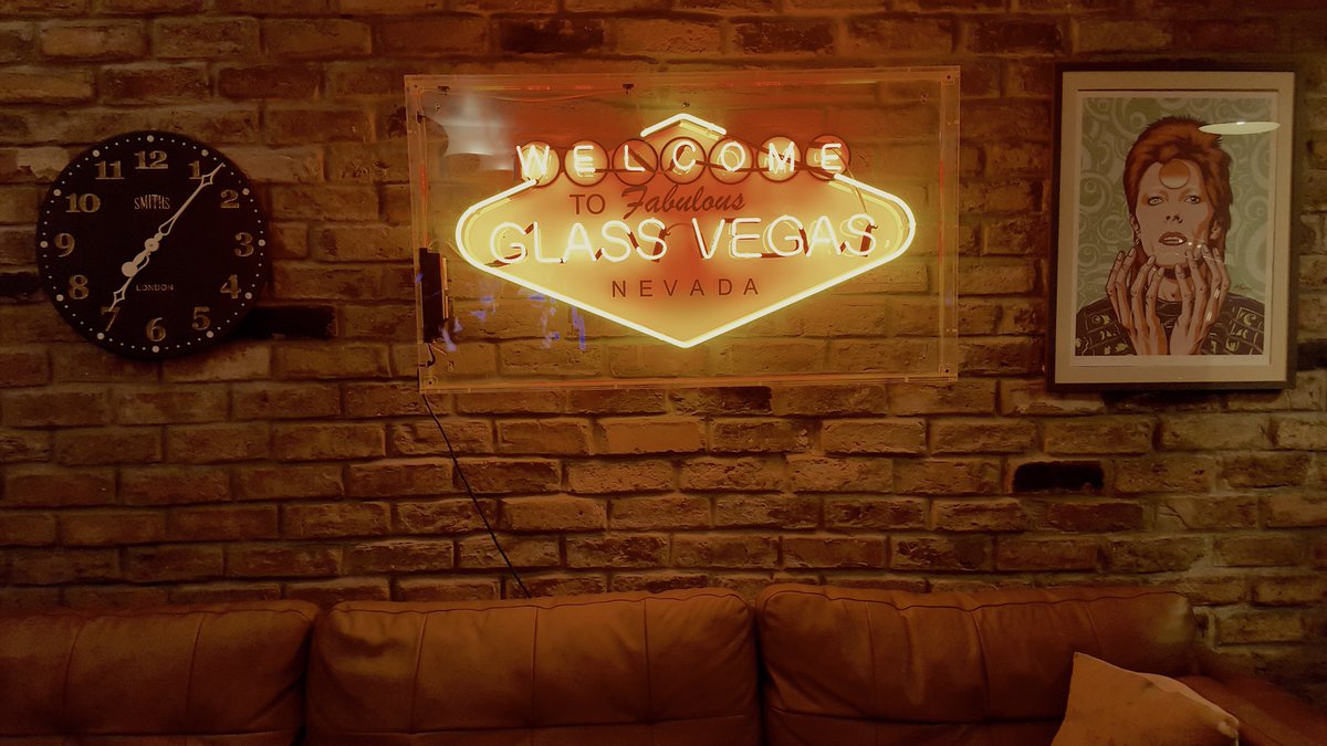 _glass_house_'s tweet photo. Check out @Neoncreations's DAZZLING bespoke Neon Art in our completed kitchen/lounge https://t.co/nFYIPyv4OH https://t.co/T0gireogT9