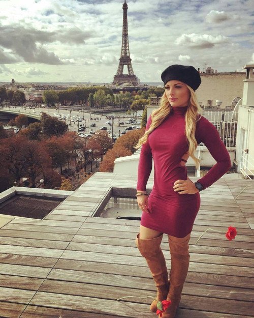 BrieNikki4Everx's tweet photo. Counting down the days until Total Divas return :)  Been supporting you since day one Amanda and I will continue to❤ https://t.co/6vbq1PfvBV