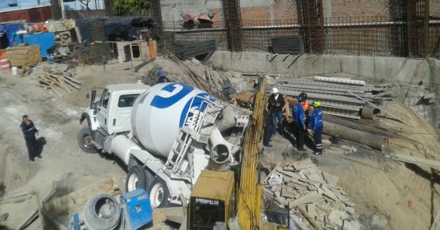 Cae mezcladora de cemento a construcción en la Narvarte - CXaLZVvUsAE-o0p