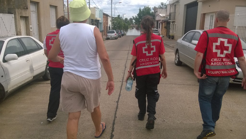 CruzRojaArg's tweet photo. Más de 50 voluntarios continuan realizando tareas de monitireo, apoyo psicosocial y #PrimerosAuxilios en #Concordia https://t.co/rdpbcI6oUB