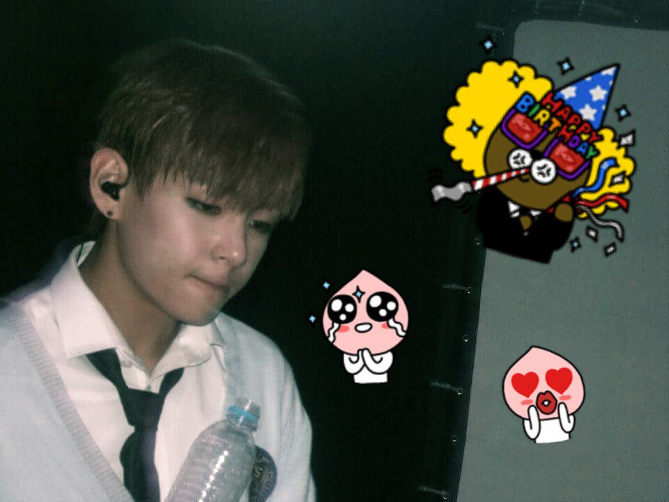 by_bany's tweet photo. HAPPY BIRTHDAY My Cute Taehyung!! 
Love You 💕 @BTS_twt
Photo:BTS 'RWeL8?' In Brazil 2014
#HAPPYVDAY2015 #TaehyungDay https://t.co/0UHRR2omql