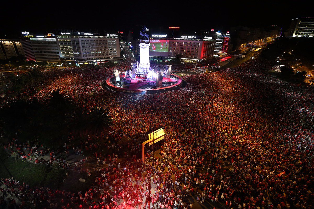 SLBenfica's tweet photo. O ano está a chegar ao fim mas foi marcado por grandes momentos! Partilha as melhores fotos com #Benfica2015. https://t.co/9S6fHba1Ii