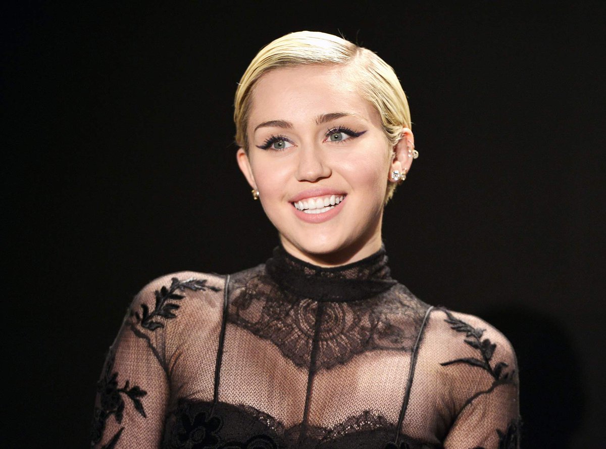 TuRevis's tweet photo. #MileyCyrus cambió de look y… ¡no vas a creer lo que se hizo!

https://t.co/CDwmO9nTgK https://t.co/vdXcyae3kk