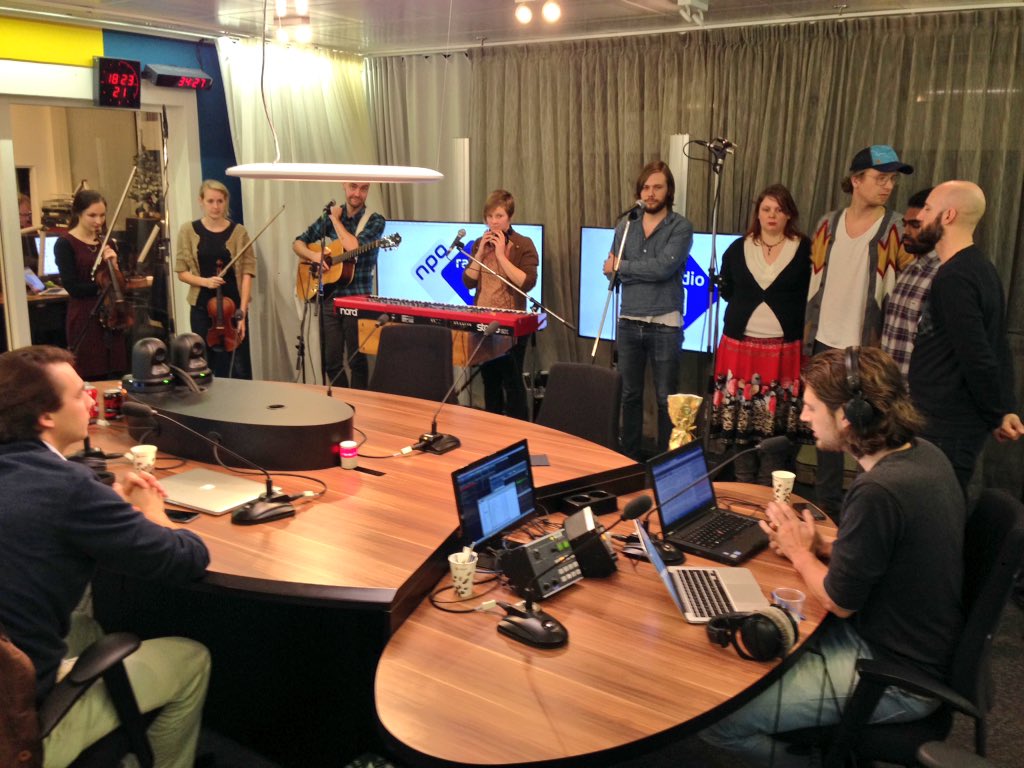 De allerlaatste keer live muziek in radiostudio Dit is de Dag. Met geëngageerde songs vluchtelingen <a href="/HTTAChristmasP/">HttaChristmasParty</a>