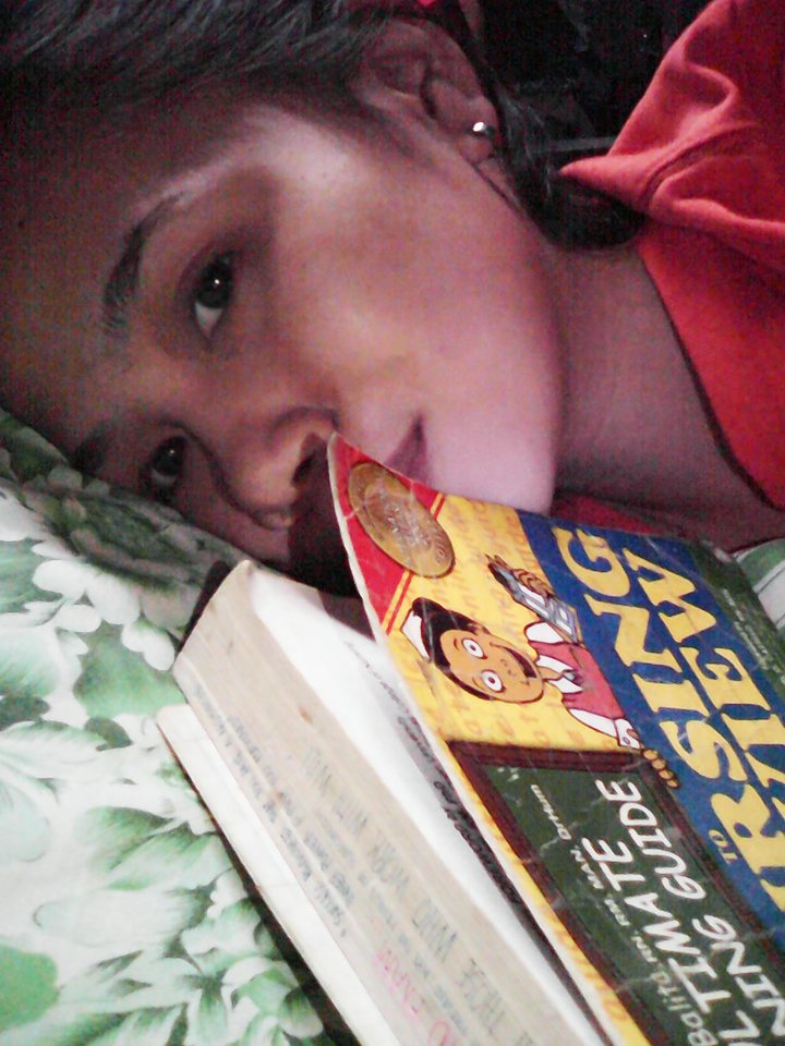 itscessy0617's tweet photo. Yung tipong katabi mo na yung reviewer pero hindi mo pa din mabuklat-buklat :/ #InternetDistraction https://t.co/gaSqBI8Bum