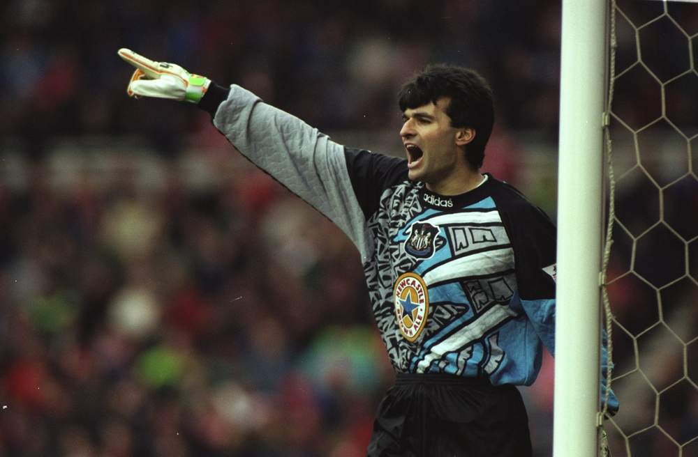 Former Newcastle United goalkeeper Pavel Srnicek has died following a cardiac arrest trib.al/lxpl3SU