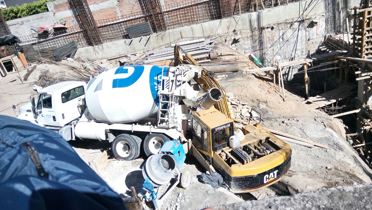Cae mezcladora de cemento a construcción en la Narvarte - CXadI1vU0AAuCSG