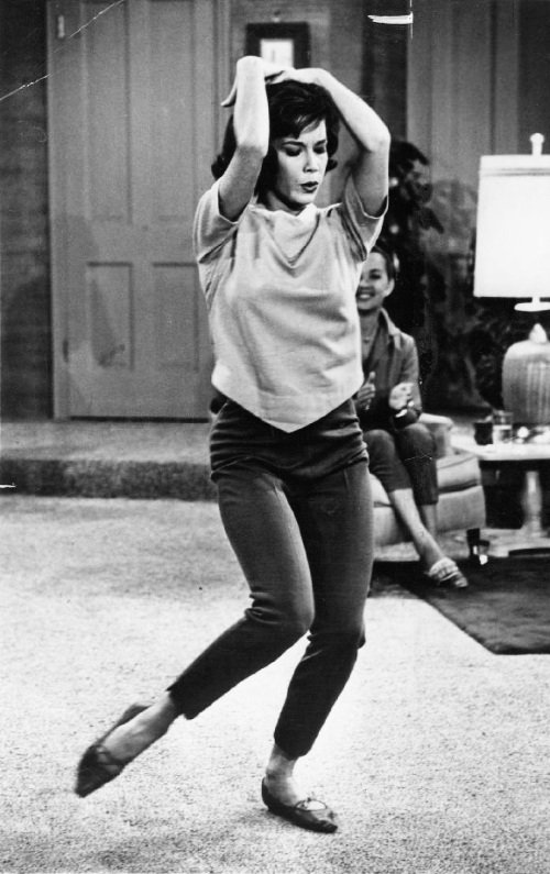 Happy birthday to Mary Tyler Moore!  Keep rocking those skinny capris. 