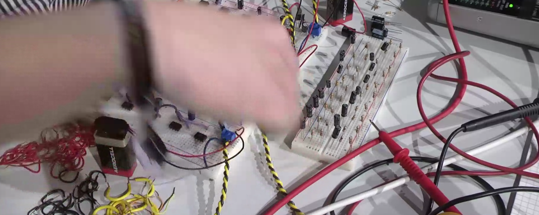 KlausRiede's tweet photo. #Analogtechnik auf #32C3 https://t.co/VviCijTk80  #mutig! https://t.co/YhoSU3V1fX