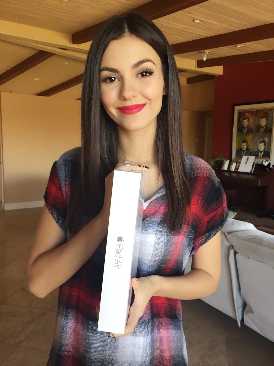 10 mins!! Giving away an iPad Air during the chat :) Join the @NoKissList social screening: synaptop.com/no-kiss-list