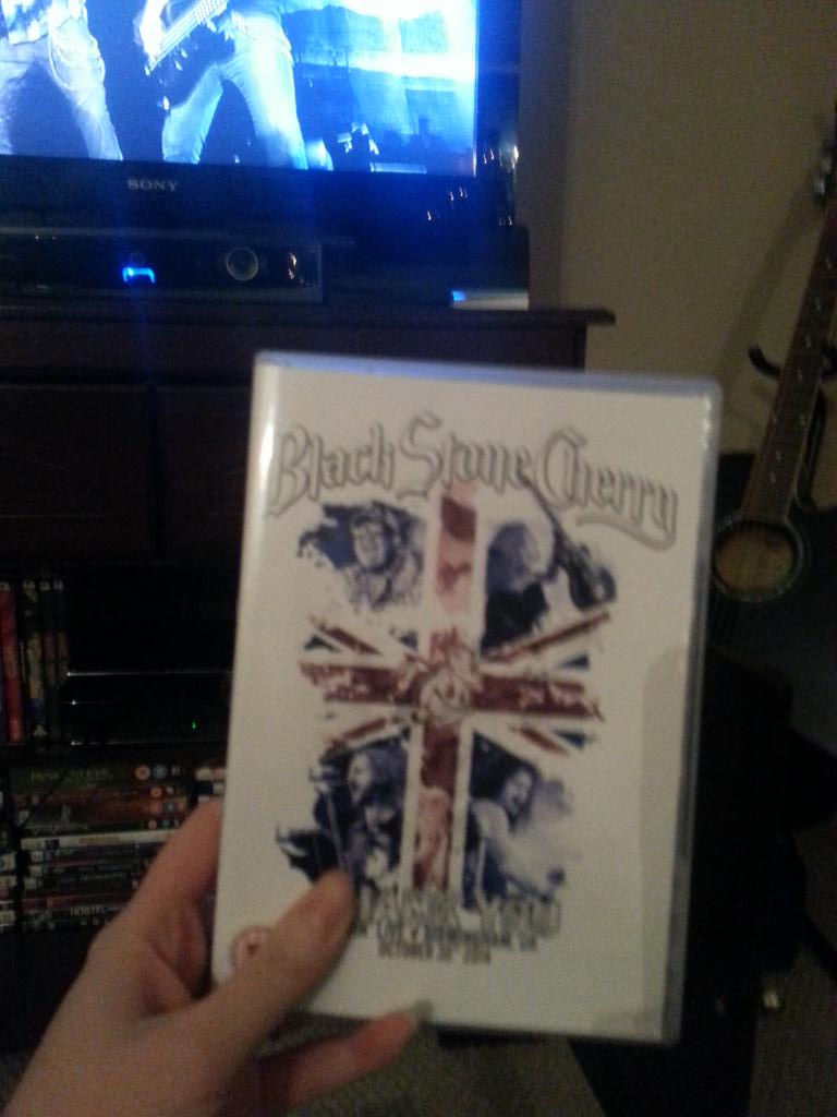 Watching one of my lovely Christmas presents! <a href="/Markoyartes/">Mark Yates</a> <a href="/BlkStoneCherry/">Black Stone Cherry</a> :D