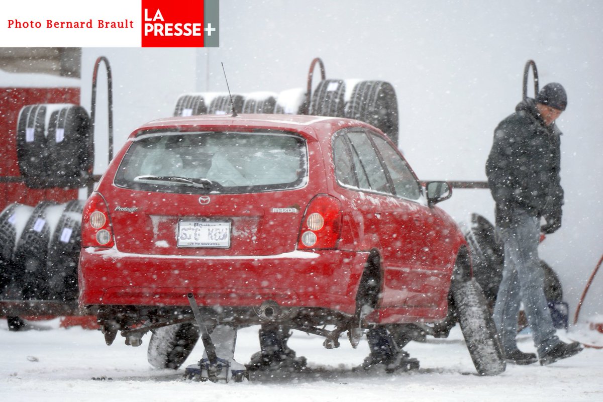 BernardBrault's tweet photo. Jamais trop tard pour poser ses pneus d'hiver...#tempeteneige @VilleLongueuil https://t.co/9EGtyZO6pN