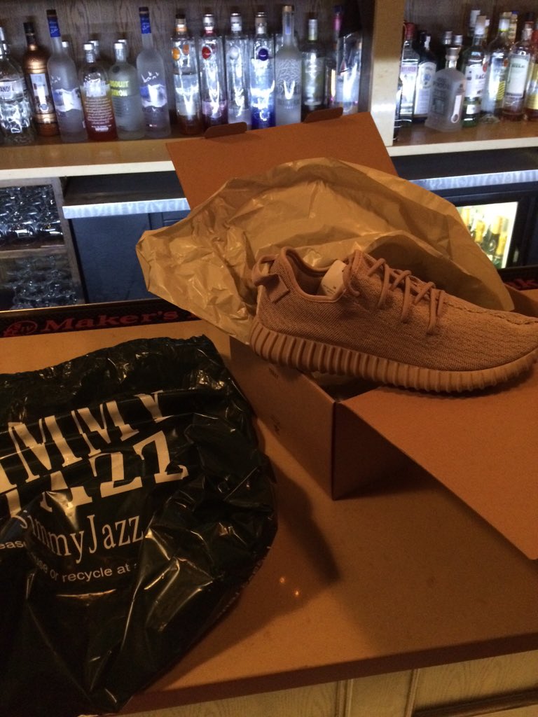 dntbshy27's tweet photo. #YEEZYBOOST #350 #oxford https://t.co/x4SnFLmSEy