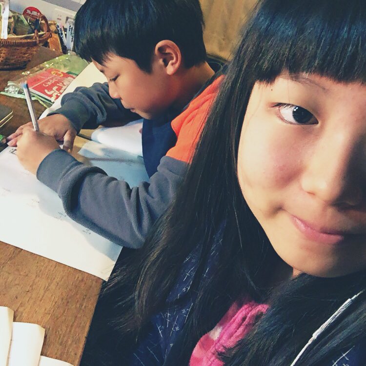 KITAMEN3's tweet photo. 昨日は雪⛄積もりました！
ただ今マイナスです😳︎︎💕
そして今日は餅つき！楽しみまーす💪🏿✨

いとこと朝の勉強📚☡✍
真面目だなこの家族(   ͡° ͜ʖ ͡° )
子どもしか起きてないけどな👀

では、チャートがんばる私😭👊 https://t.co/ZoUCaoqUsn