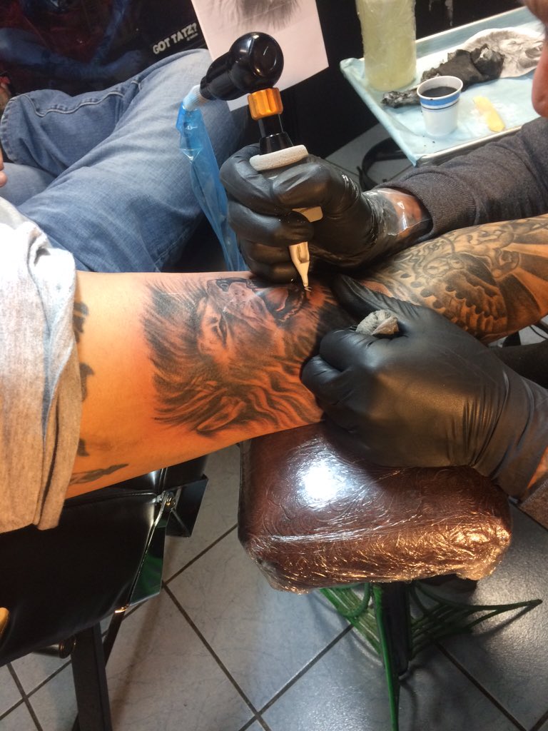 GoodFellasInkk's tweet photo. @BossApprovedInk @Beytell66 Happy #TattooTuesday from the #GoodFellasTX https://t.co/O9mKhLS6ts