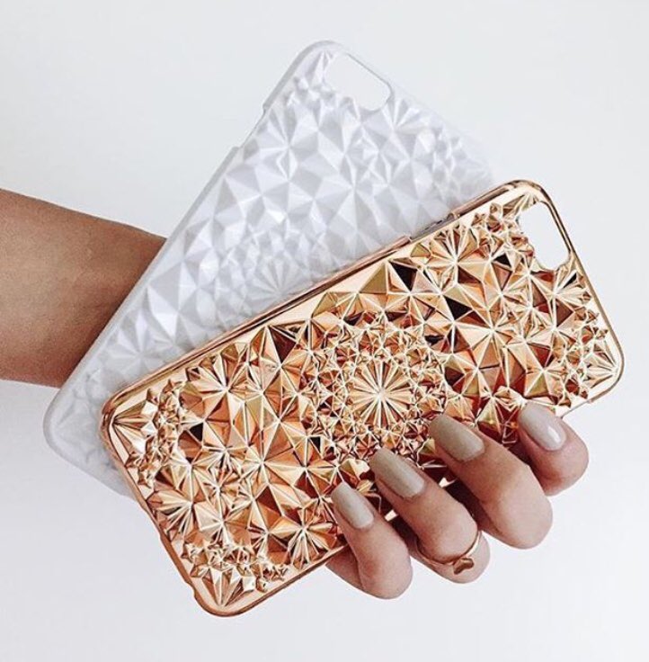 whoknowsfashion's tweet photo. We have a weakness for the gold! #felonycase #iphone #accessories #WKFLoves https://t.co/0pImHu1dbU