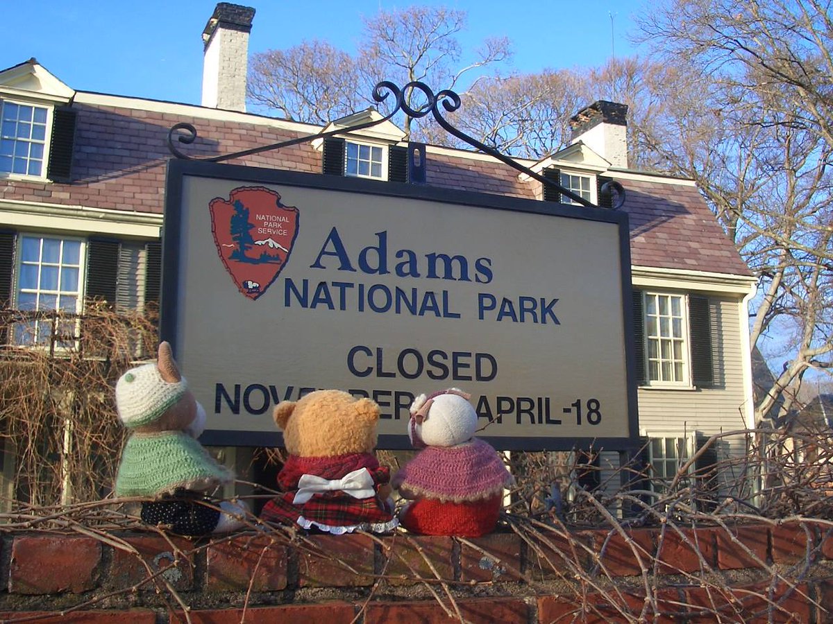 NPOnuigurumi's tweet photo. ボストンに滞在中のプッチちゃん＆チョコ＆ビル、この日はAdams Naional Park（２代目と６代目の大統領のおうちだそう）に連れて行ってもらったそうです。 https://t.co/uZ7g3BKmtu