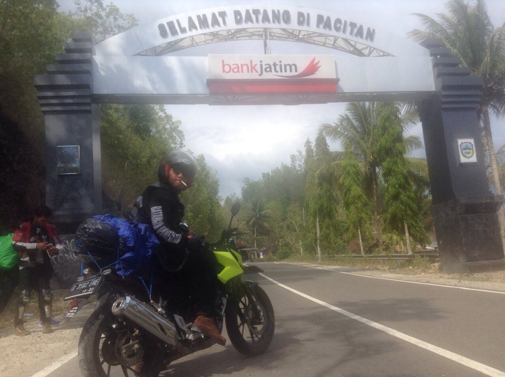 At Pacitan <a href="/djunisputra/">Deo Junis Putra</a> #002 #HBD2015#Honda#Cb150R#Oneheart