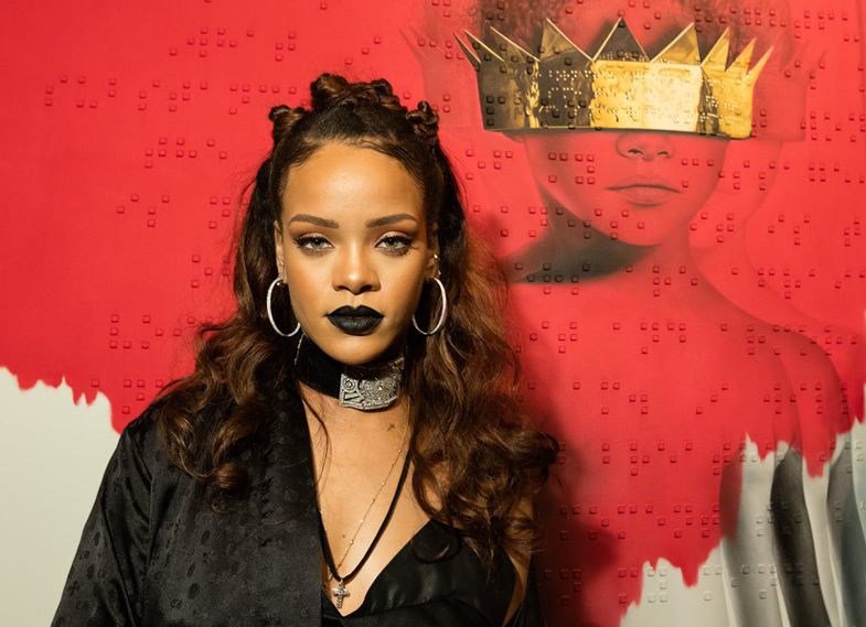 NotiGlobo's tweet photo. Rihanna huye de una discoteca de Los Angeles https://t.co/f8Jyn9qXI7 https://t.co/ZKDjdCBRQr